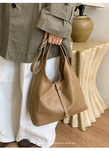 Détail du sac hobo kaki montrant la texture du cuir souple et la boucle en métal