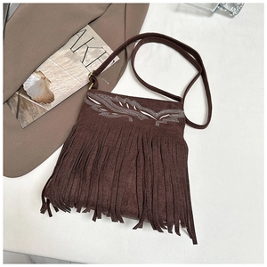 Detalle de bolso bandolera de ante marrón oscuro con bordado de plumas boho y flecos largos