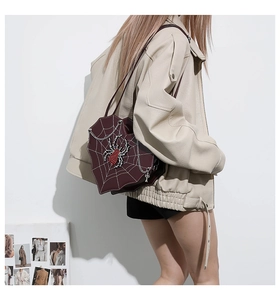 Detailansicht der herzförmigen dunkelroten Gothic-Tasche mit Spinnennetz und Strasssteinen