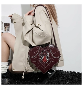 Detail der burgunderroten Herz-Tasche mit Spinnennetz-Druck und Strass-Spinne