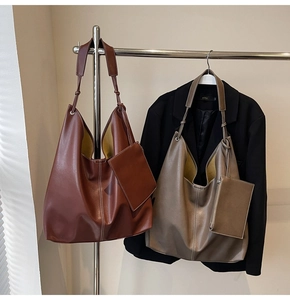 Vue détaillée de sacs cabas marrons en similicuir avec petites pochettes zippées assorties