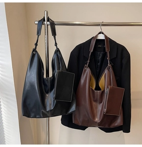 Grands sacs cabas minimalistes en noir et marron avec pochettes intérieures assorties