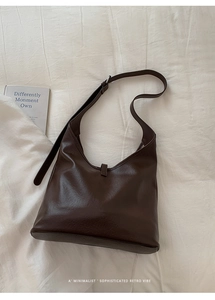 Détail du sac cabas vintage marron foncé avec boucle en métal argenté réglable
