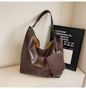 Détail du grand sac cabas marron foncé avec surpiqûres blanches et doublure jaune vif