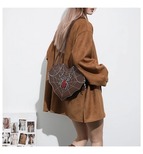 Gotische herzförmige Tasche mit Spinnennetz-Textur und metallischer Kreuzkette
