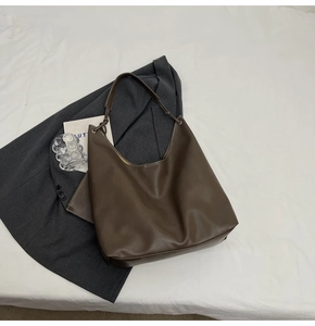 Vue détaillée de la texture lisse et du design spacieux du sac hobo en cuir marron foncé