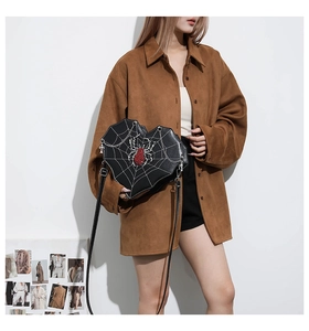 Gothic-Herz-Tasche mit Spinnenstickerei und Silberkreuz-Anhänger an Kettenriemen