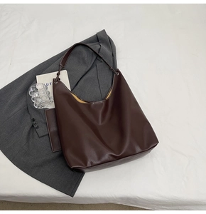 Détails du sac hobo en cuir marron foncé avec surpiqûres contrastées et pochette