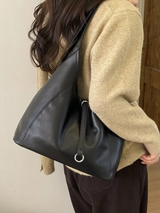 Sac hobo minimaliste en cuir souple noir avec cordon de serrage et anneau en argent