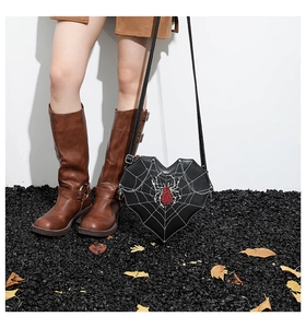 Detailansicht der herzförmigen Spinnennetz-Tasche mit roter Strass-Spinne Bestickung