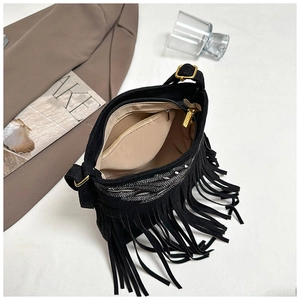 Detalle del bolso negro con flecos, patrones de diamantes de imitación y bolsillos