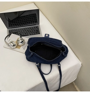 Vue détaillée du sac en denim bleu foncé avec doublure noire et grand espace intérieur