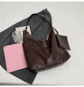 Détail du sac fourre-tout marron café avec surpiq surpiqûres blanches et pochette assortie