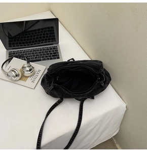 Vue intérieure du sac à bandoulière en jean noir délavé avec doublure et poche zippée