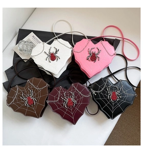 Detailansicht der Gothic-Herz-Taschen mit Spinnennetz-Nähten und roten Kristall-Akzenten