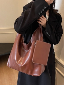 Sac fourre-tout marron en simili cuir avec surpiqûres et mini pochette amovible