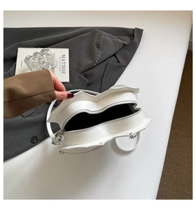 Innenansicht der weißen herzförmigen PU-Leder Tasche mit Kettengurt und Reißverschluss