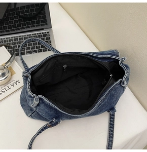 Vue intérieure du sac en jean avec doublure noire et poche zippée en métal sûre