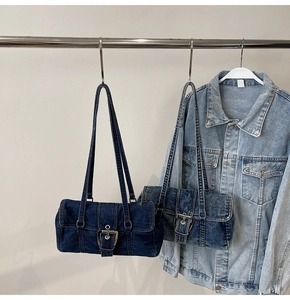 Détail du sac bandoulière en denim avec boucle métallique rétro et double bandoulière