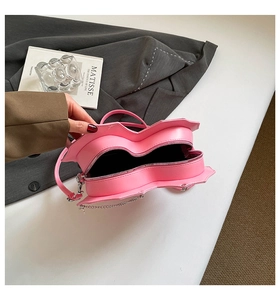 Detailansicht der rosa herzförmigen Tasche mit goldener Kette und glatter PU-Oberfläche