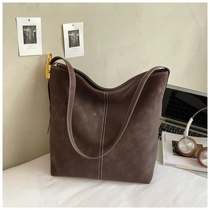 Detail der braunen Vintage-Wildleder-Tote-Bag mit Kontrastnähten und Goldschloss