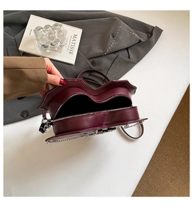 Detailansicht der weinroten herzförmigen Ledertasche mit weißer Naht und Doppel-Zipper