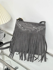 Bolso bandolera boho gris con flecos, bordado blanco y correa de hombro ajustable