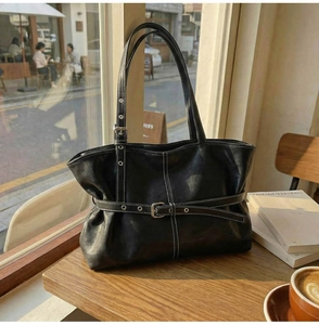 Vue détaillée du sac cabas rétro noir avec surpiqûres blanches et boucle métallique