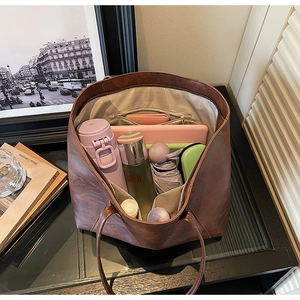 Deep brown leather tote bag with large capacity interior and zipper pocket