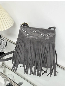 Bolso bandolera de ante sintético gris con flecos y bordado de plumas blancas suave