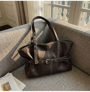Détail du sac cabas marron foncé vintage avec boucle de ceinture et coutures contrastées