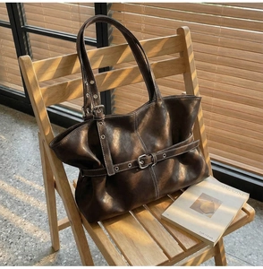 Détails du sac fourre-tout vintage marron avec surpiqûres blanches et boucle métallique
