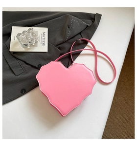 Rosa herzförmige Umhängetasche mit Spinnennetz-Muster auf einem stylischen Hintergrund