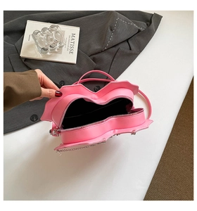 Innenansicht der rosa herzförmigen Umhängetasche mit schwarzem Futter und Metallkette