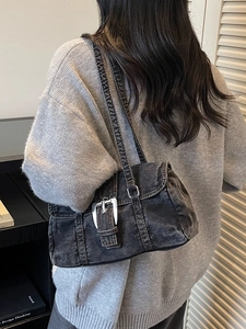 Sac à épaule en denim délavé gris foncé avec grande boucle métallique au style vintage