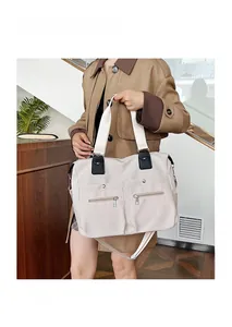 Détails du sac cabas en nylon blanc cassé avec plusieurs poches et une bandoulière