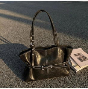 Détails rapprochés du sac cabas vintage noir avec surpiqûres blanches contrastées