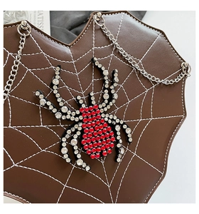 Detailansicht der herzförmigen Handtasche mit Strass-Spinne und Spinnennetz-Stickerei