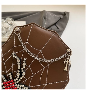 Detail der Herz-Tasche mit Spinnennetz-Naht und Strass-Spinne mit Kreuz-Anhänger