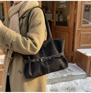 Photo extérieure d'un sac cabas noir avec coutures contrastées blanches et boucle