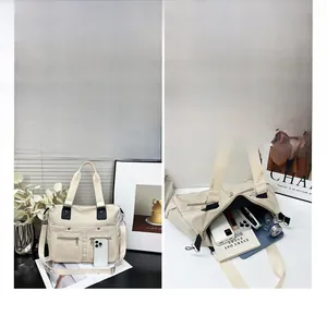 Capacité intérieure d'un cabas en nylon beige montrant un ordinateur et des essentiels
