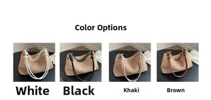 Détail montrant des sacs à bandoulière en paille tissée en blanc, noir, khaki et marron