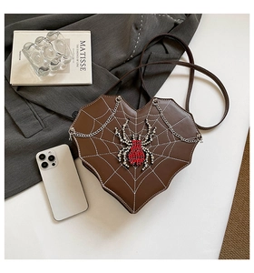 Detail der herzförmigen Handtasche mit Spinnennetzmuster und Strassstein-Spinne Dekor
