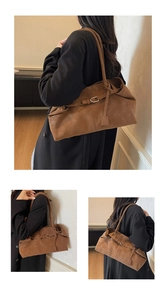 Vistas detalladas del bolso tote marrón vintage con hebilla decorativa y colgante a juego