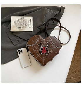 Makroansicht der herzförmigen Tasche mit Spinnennetz-Druck und Strass-Spinne-Detail