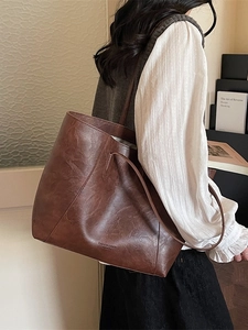 Minimalist large brown faux leather tote bag for women featuring a vintage pleated texture