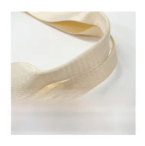 Vue détaillée des poignées tissées blanc crème du sac cabas en nylon haute capacité