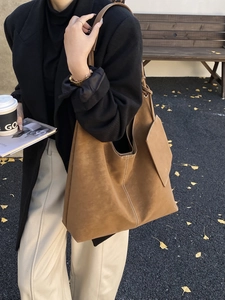 Retro brown oversized tote bag in frosted leather texture with matching pouch for women