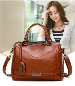 Détails du sac à main vintage en cuir marron avec rivets et bandoulière réglable