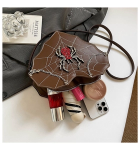 Detailansicht der herzförmigen Spinnennetztasche mit Einblick in den Stauraum